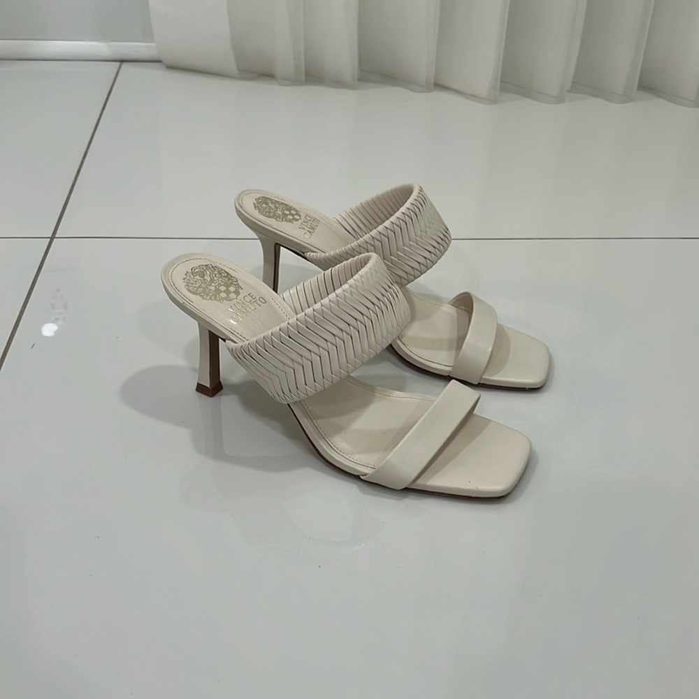 Woman’s Vince Camuto white heeled Sandel size 8.5